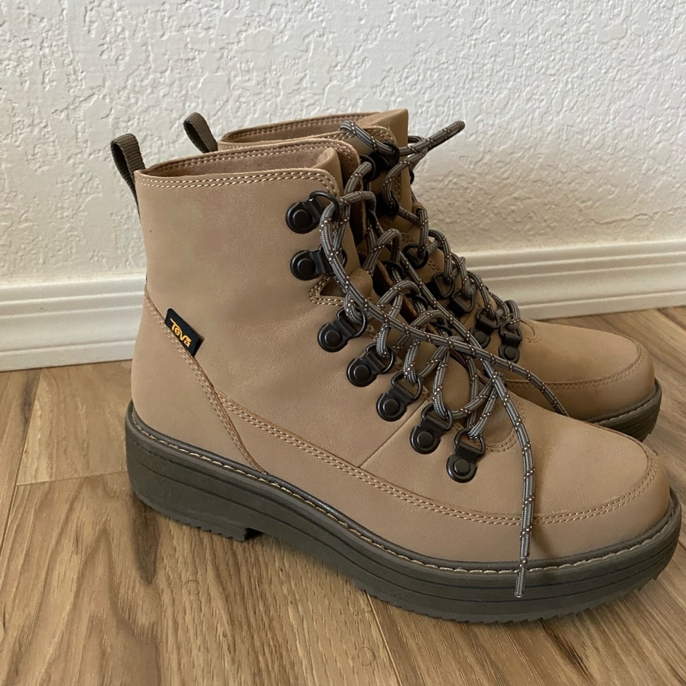 Teva hiking or day wear timberland style boots. Women’s Size 7, like new